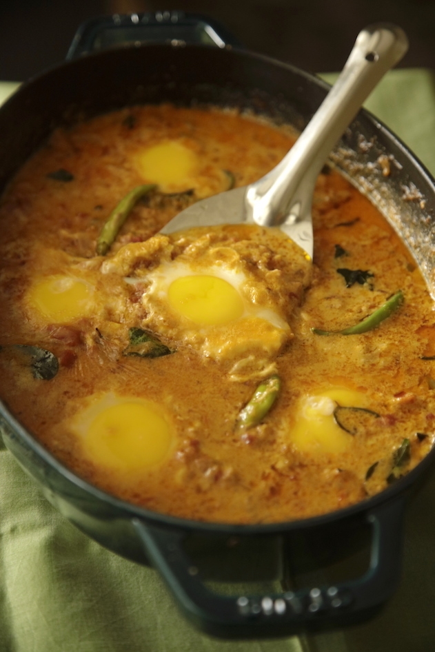 SKILLET POACHED EGG CURRY